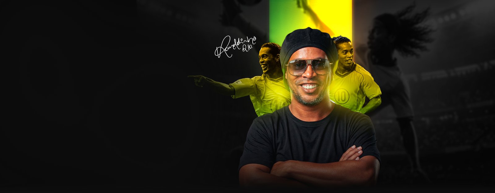 Ronaldinho de braços cruzados, ao fundo jogadores comemorando